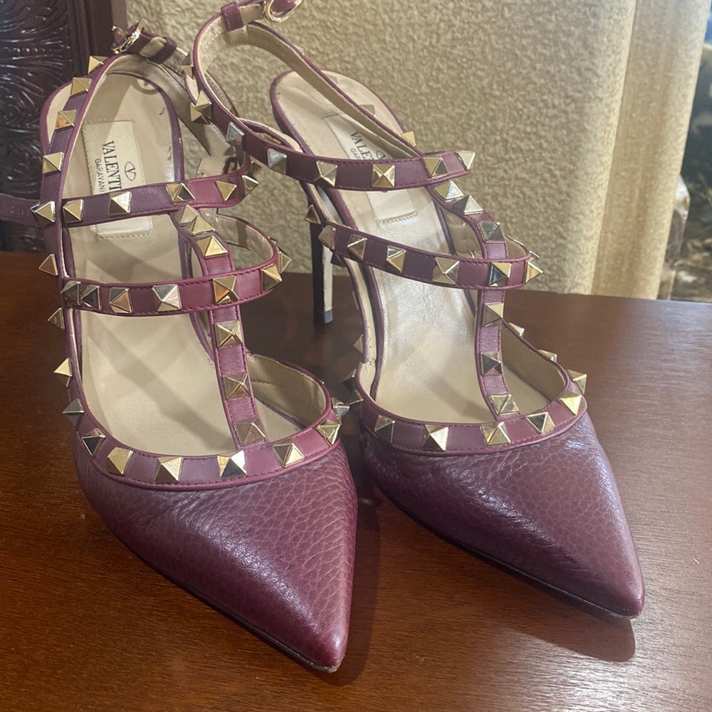 Valentino rockstud heels burgundy maroon color in sz 38